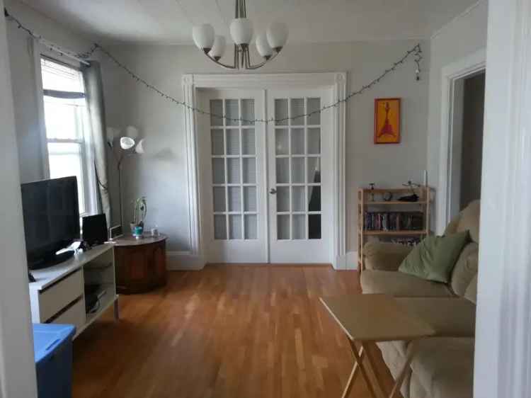 Rent Apartment Unit with 3 Bedrooms Near Green Line Subway