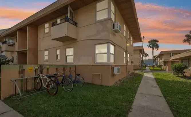 Rent Apartments in Jacksonville Beach with Community Pool and A/C