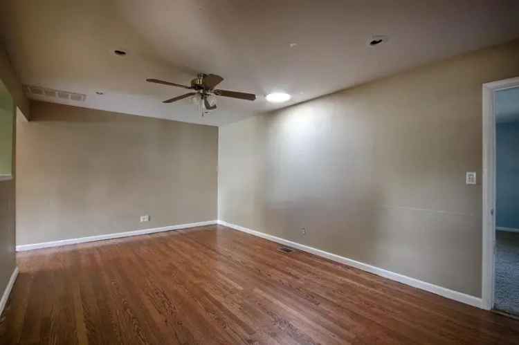 Rent Beautiful 4 Bedroom House in Central Norman with Spacious Living