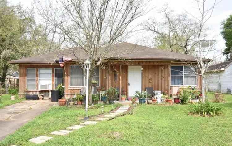 Buy charming home with two bedrooms in Angleton with large backyard