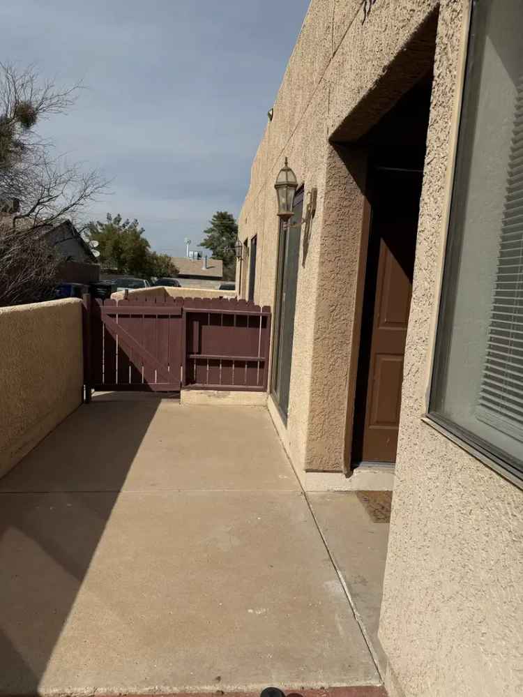 Rent 2 Bedroom Townhouse Duplex in Arizona with Appliances and Parking