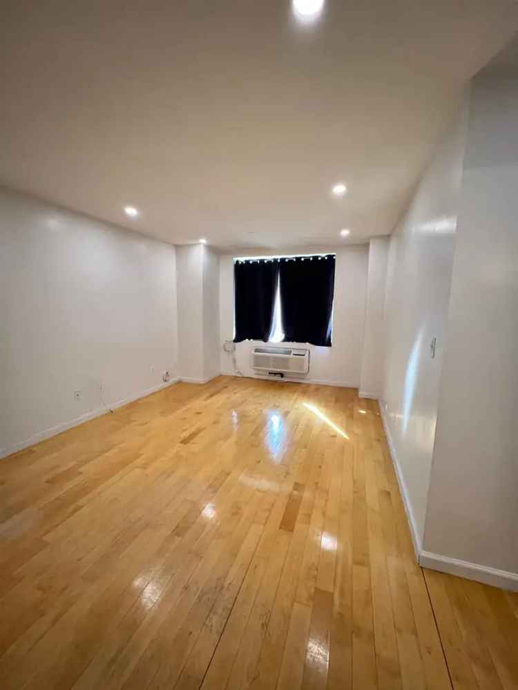 Rent Spacious 2 Bedroom Apartment in Elmhurst Queens with Modern Features