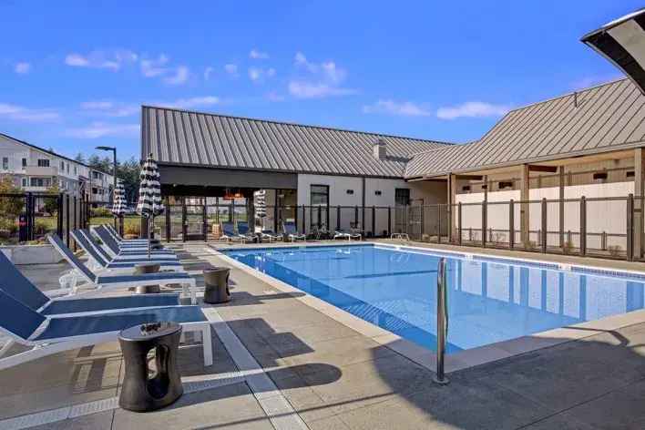 Rent Apartments with Clubhouse and Resort-Style Pool