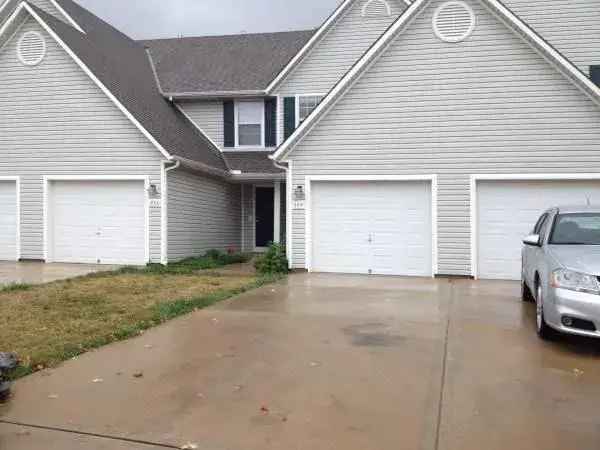 Rent Townhouse in Raymore with Large Bedrooms and Patio