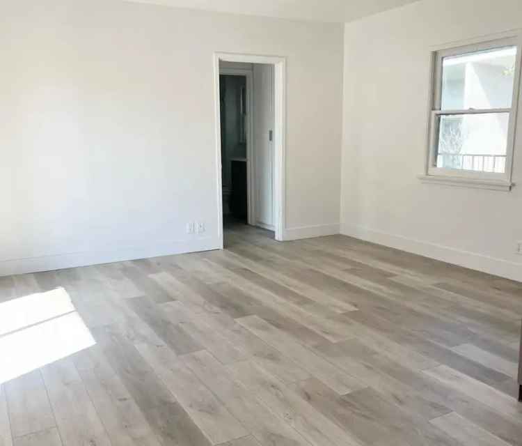 Rent Garden Style Apartment in West Hollywood Near The Grove