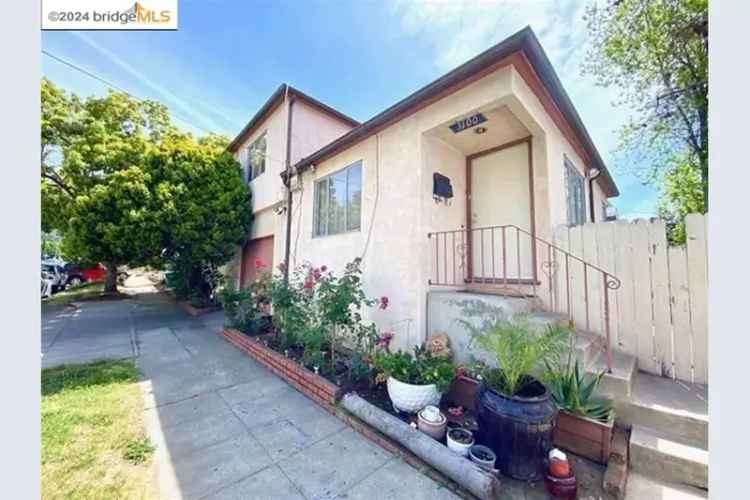 Duplex for rent in prime location near Mills College with 4 bedrooms