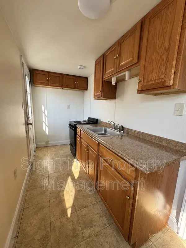 Rent Apartment Unit with Hardwood Floors Near Major Shopping Centers