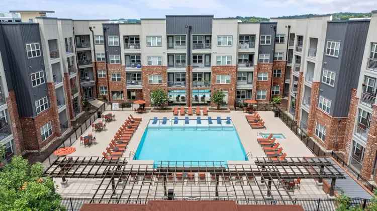 Luxury Apartments for Rent in Nashville with Rooftop Bar and Resort Pool