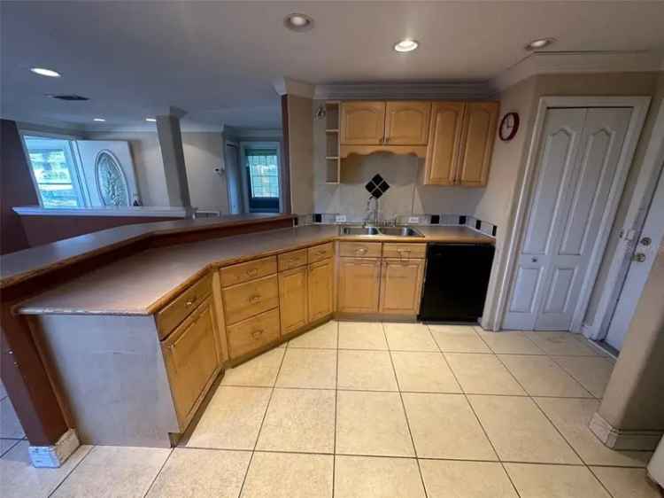 House For Sale in 2302, 33rd Avenue Drive East, Bradenton, Florida