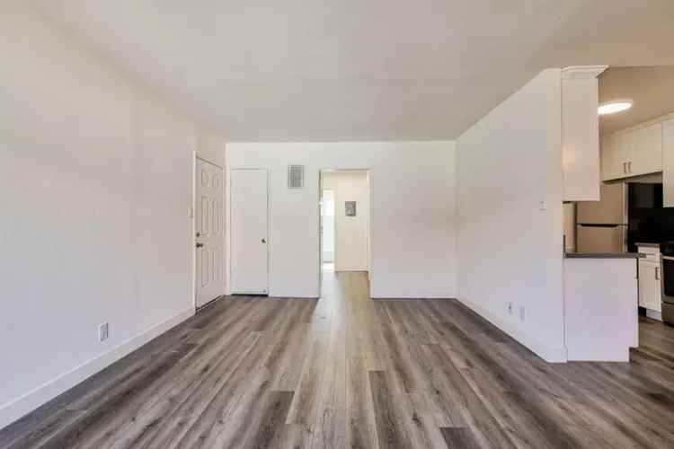 Rent Spacious Apartments in Canoga Park with Beautiful Landscaping