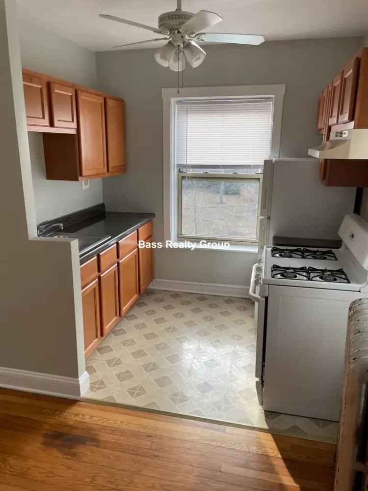 Rent Apartment Unit in Edgewater with Updated Features and Great Access