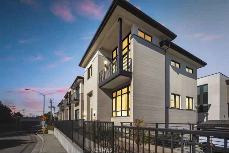 Buy Townhome in Northern Arcadia with Modern Features and Accessibility