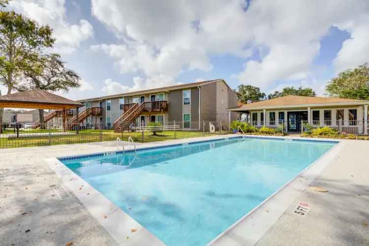 Rent Apartments at Hackberry Ranch Apartments in Clute with Great Amenities