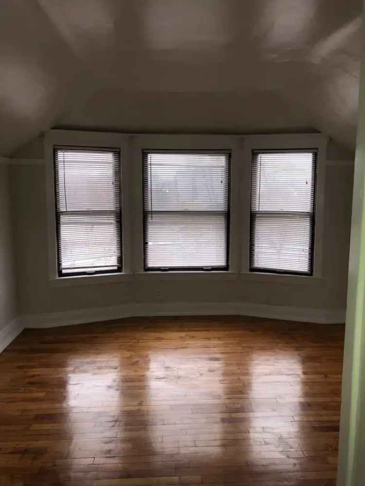 Rental Apartment Unit with Central Air in Walking Distance of Park and Beach