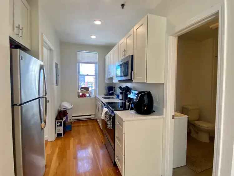 Rent Renovated Apartment Unit in North End Available June 1