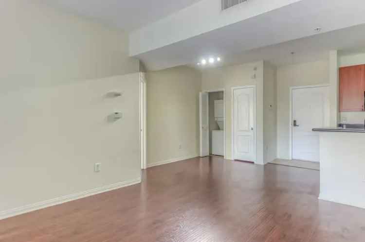 Rent Apartment in Los Angeles with Pool and Gym