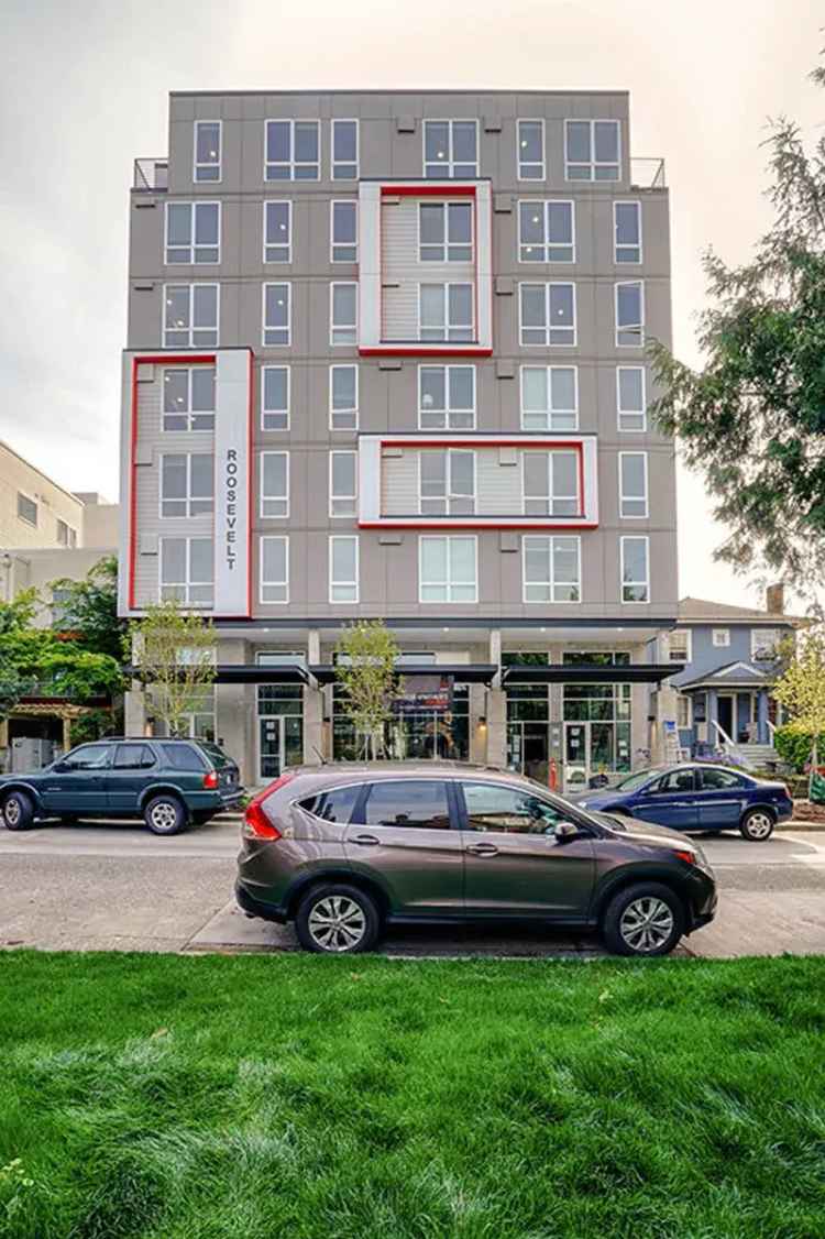 Rent Apartments in Green Lake with Rooftop Deck and Modern Finishes