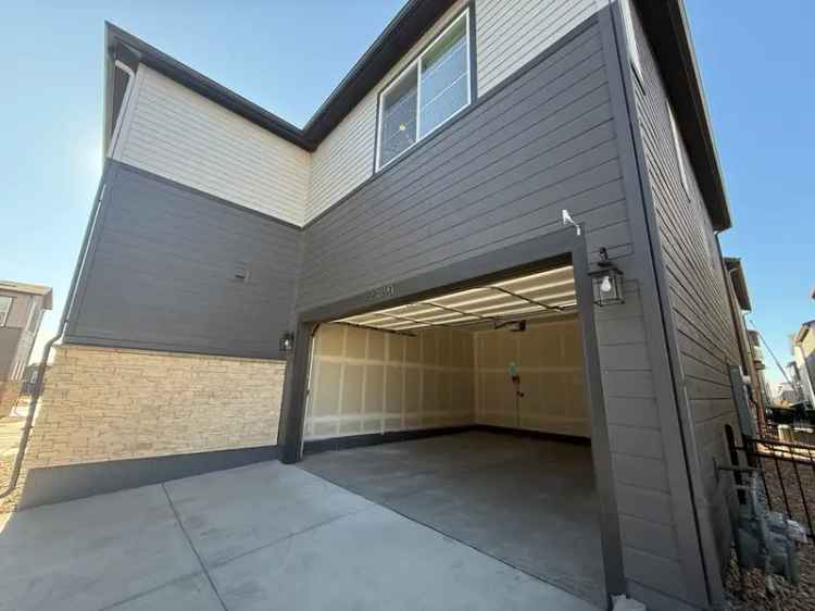 Rent Single Family Home in Aurora with Spacious Design and Community Amenities