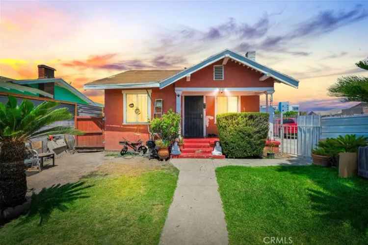 Buy Triplex in South Los Angeles with Spacious Lot and Garage Units