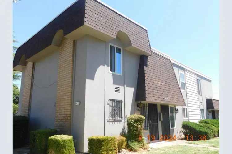 Buy 2 Bedroom Condo in Sacramento with Backyard and Walk-in Closet