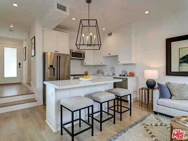 House For Sale in 122, North Manhattan Place, Los Angeles, California