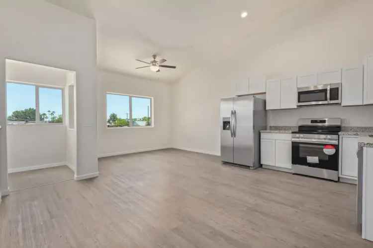 Rent New Townhomes in Glendale with High Ceilings and Attached Garage