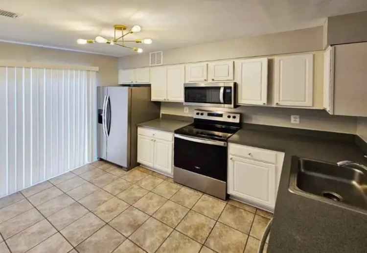 Rent Townhouse in Wellington Trace with Spacious Living and Amenities