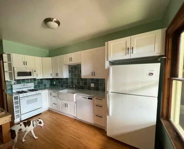 Rent Charming Sun-Filled 2BR Apartment in East Downtown Minneapolis