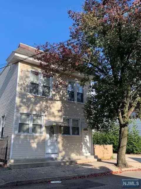 Rent Spacious Three Bedroom Apartment Unit Near NYC Bus Stop