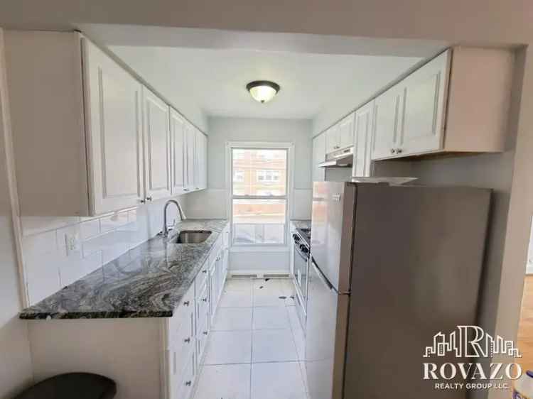 Rent Beautiful Renovated Apartment Unit Near Shops and Parks