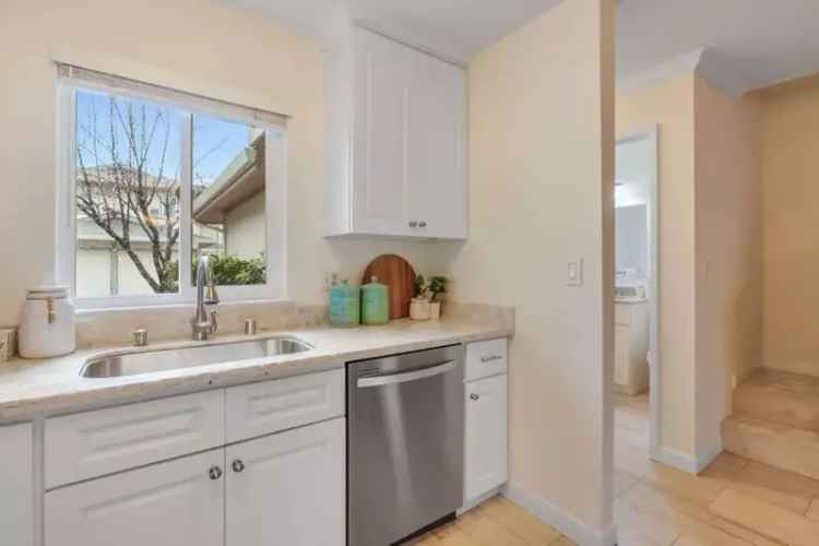 Rent townhouse in Palo Alto with modern features and spacious backyard