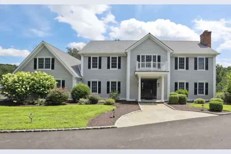 Buy Colonial Style House with Pool and 4 Bedrooms in a Spacious Lot