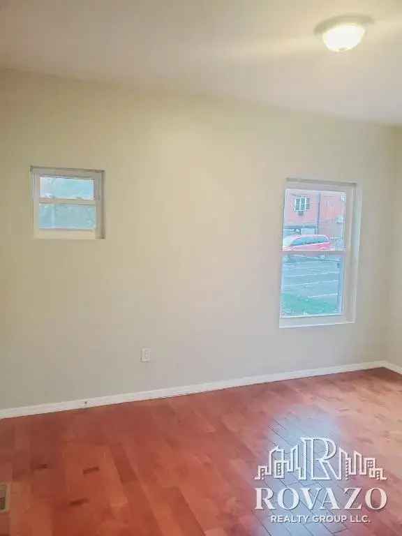 Rent Beautiful Renovated Apartment Unit Near Shops and Parks