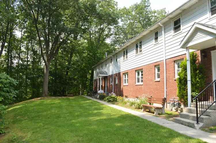 Rent One Bedroom Apartment in Easthampton with Scenic Pond Views