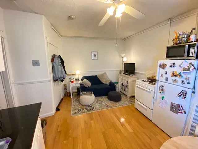 Rent Apartment Unit in Great North End Location with Hardwood Floors