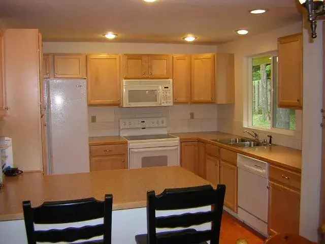 Rent Large 4 Bedroom Home Near Kingston Restaurants and Parks