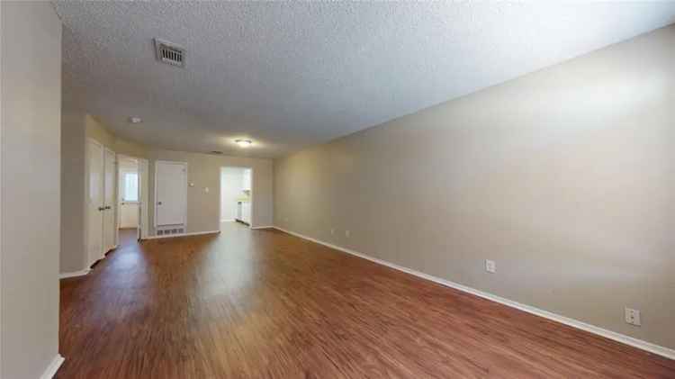 Lovely Duplex for Rent in Arlington TX with 2 Bedrooms and 1 Bathroom