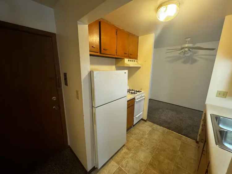 Rent 1 Bedroom Apartment Near IWU and Downtown Bloomington