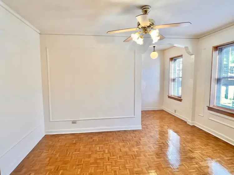 Rent Apartments in Lincoln Park Lakeview with Marble Lobby and Closets