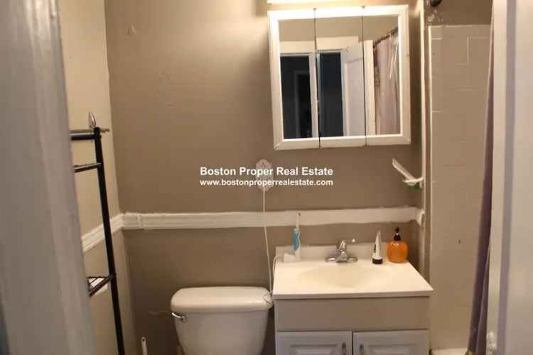 Rent Apartment Unit Fenway Featuring 5 Bedrooms and New Appliances