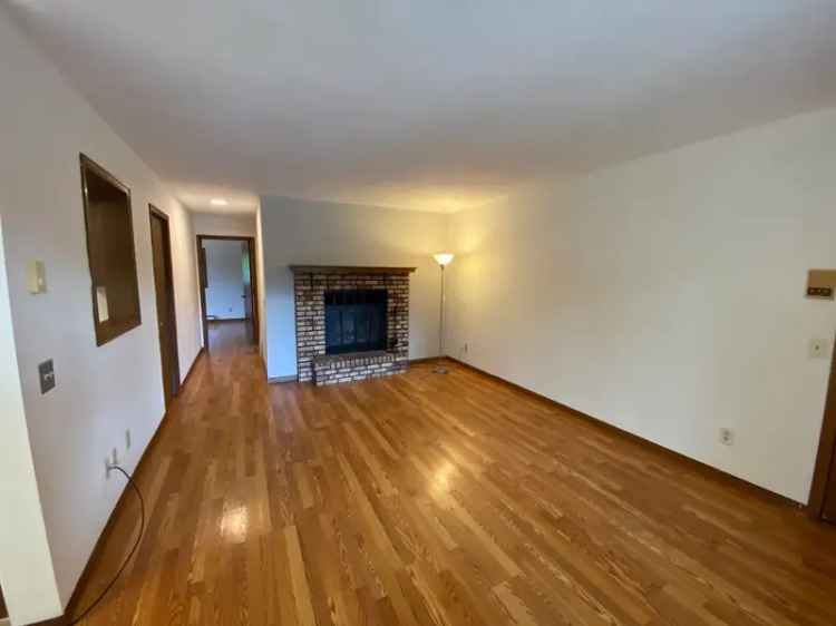 Rent Apartment Unit 2 Bedrooms in Quiet Neighborhood near West Town Mall