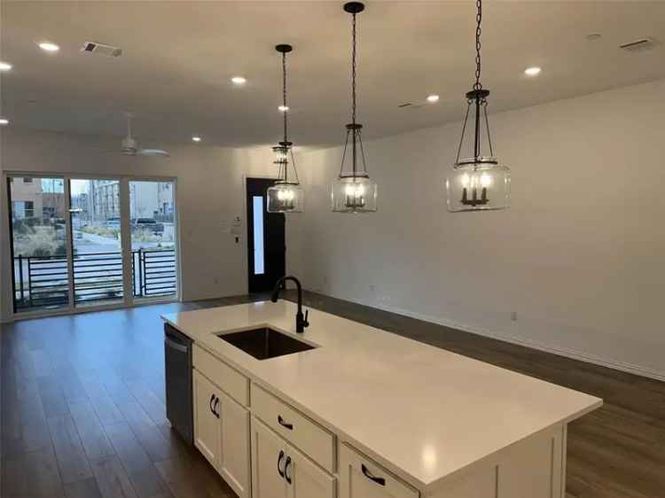 Buy Luxury Townhome in Allen TX with Open Floorplan and Gourmet Kitchen