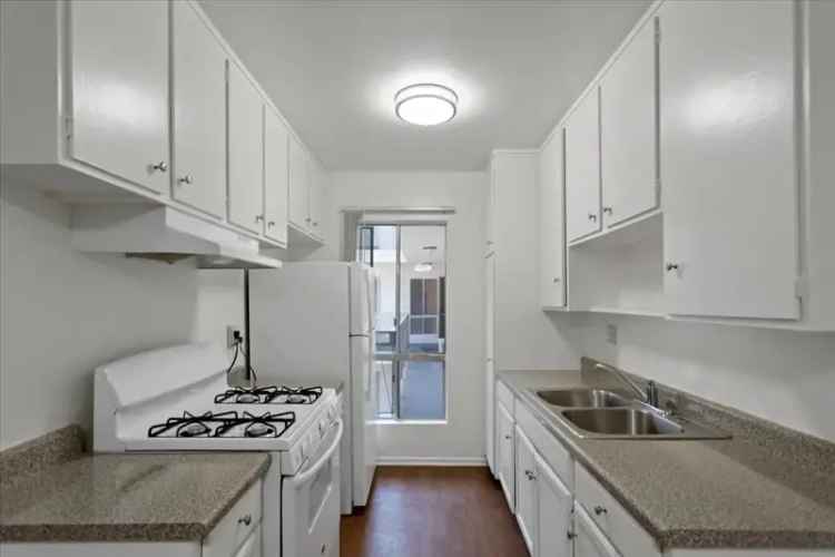 Rent Apartments in Secured Building Near Downtown LA with Features