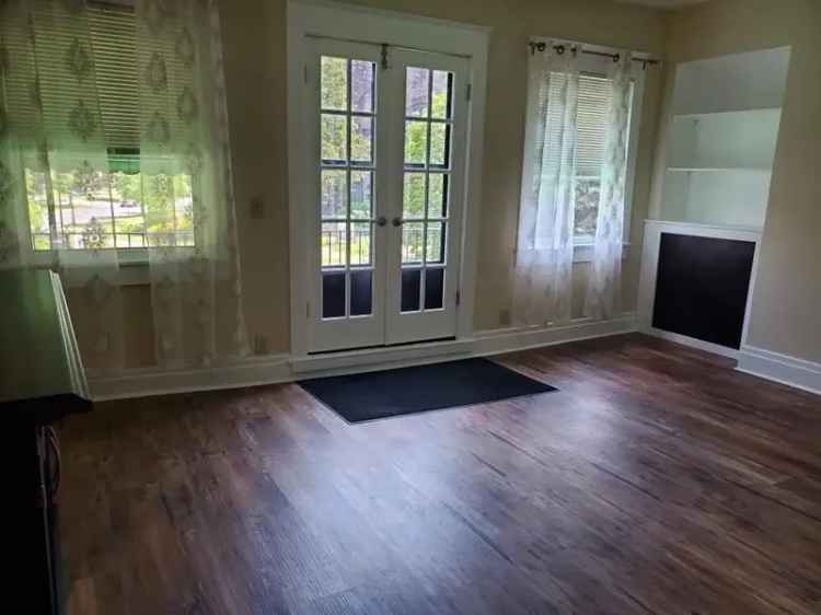 Rent Spacious 4 Bedroom Apartment in Elmwood Village with Modern Features