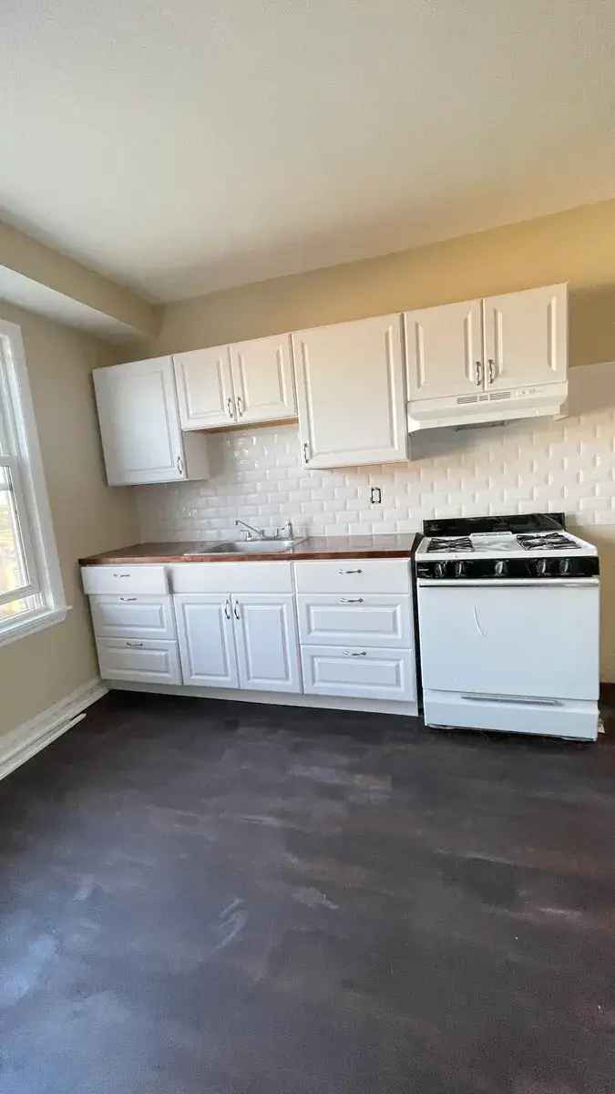 Rent Spacious Newly Renovated 2 Bedroom Apartment Unit Near Transportation