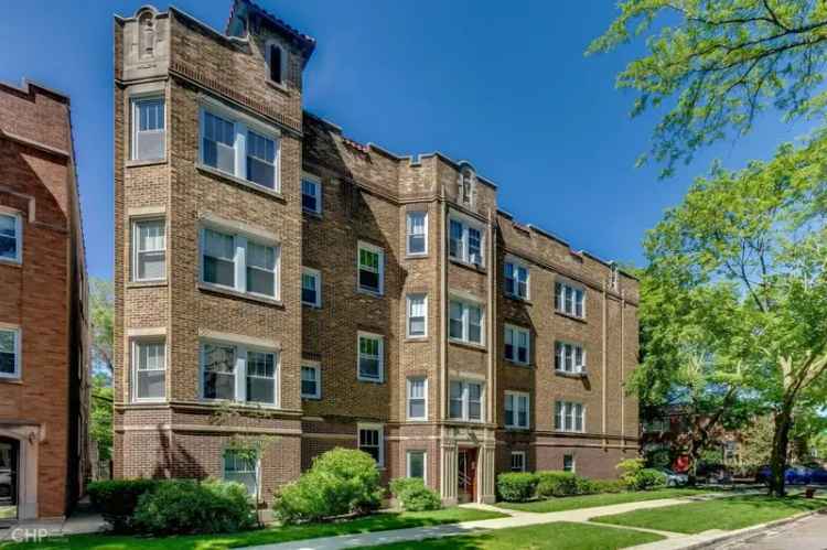 Rent Spacious Apartments in West Rogers Park with Hardwood Floors