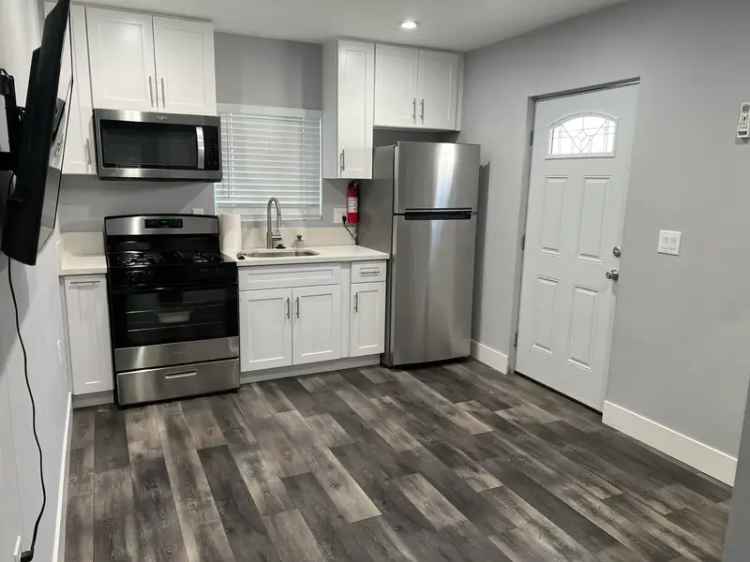 Rent Modern Apartment Unit in Van Nuys with Great Amenities