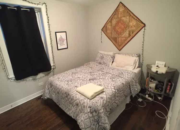 Rent 2 Bed 2 Bath Apartment in West Town with Hardwood Floors and Updated Kitchen