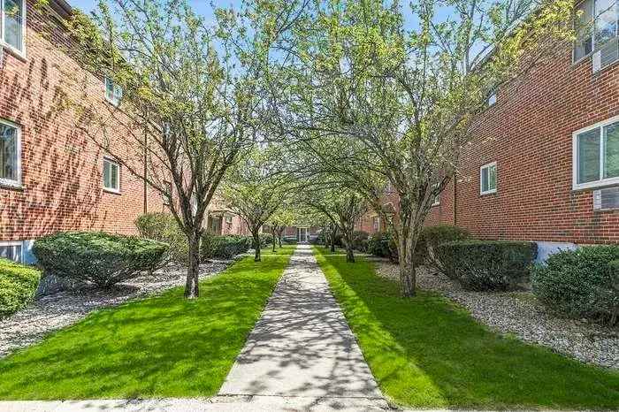 Rent 2 bedroom condo in Chestnut Hill with pool and tennis courts