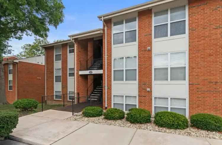 Rent Charming Apartment Unit in Greenbriar Condominiums with 3 Bedrooms